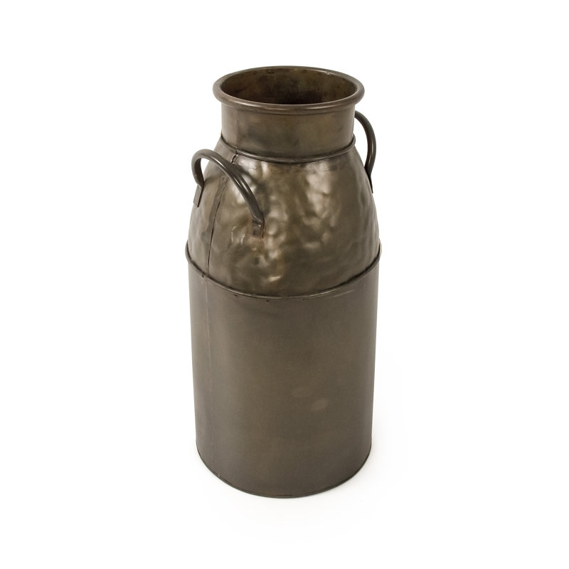 Grand pot en fer patiné, H 15 po x l 7,5 po x P 7,5 po