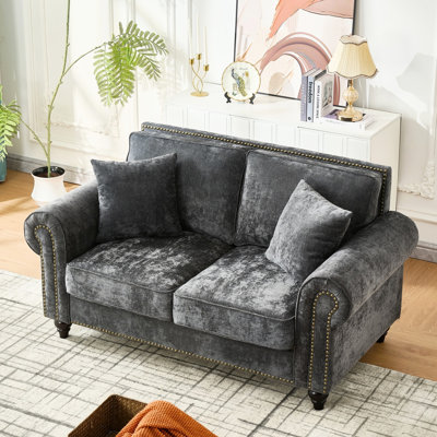 Gris moderne 63 po 2 avec accoudoirs roulés, revêtement en chenille, pieds en bois et garniture cloutée, mousse haute, garniture élégante 63 2