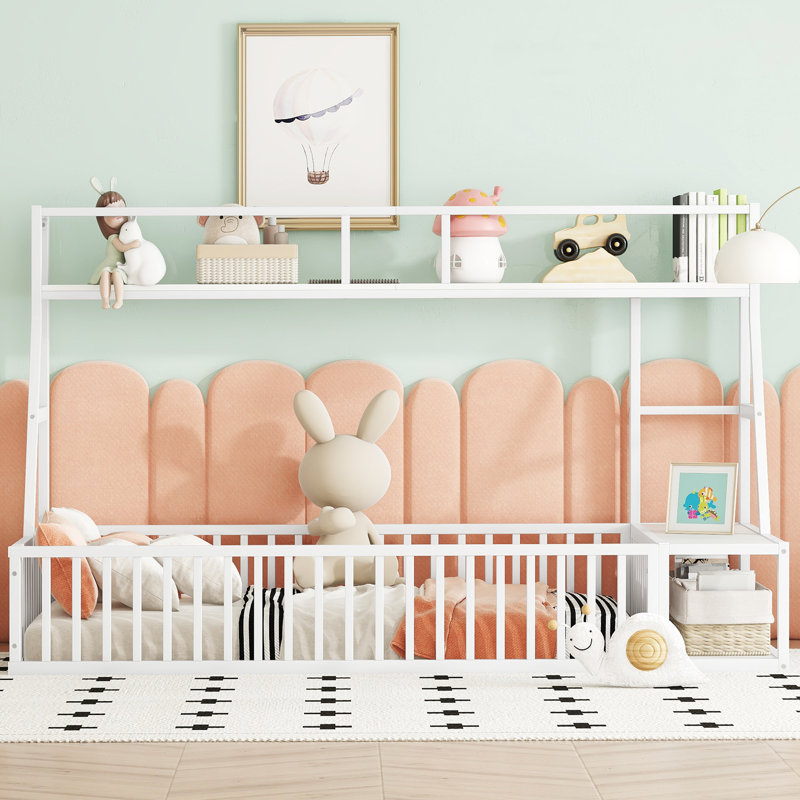 Structure de lit grande taille avec clôture de sécurité, lit de sol en métal avec bureau et tablettes de rangement, maisonnette pour enfants,