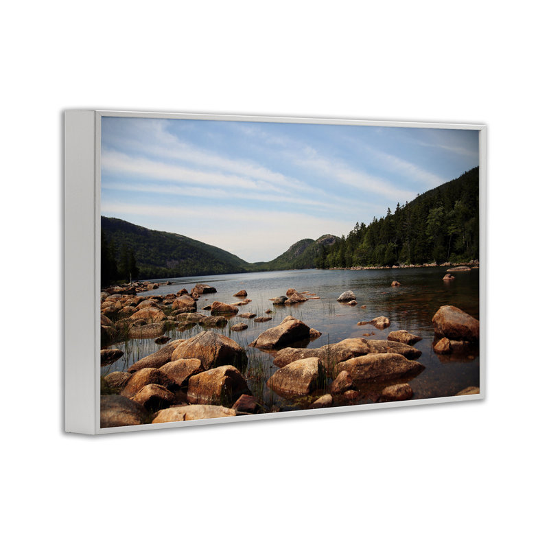«Cold River Lake Landscape», estampe numérique, design par Lisa Colberg, H 16 po x l 24 po
