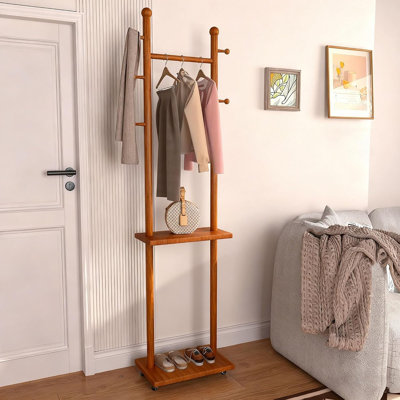 Portemanteau autoportant en bois massif - Portemanteau rotatif avec roulettes, 2 tablettes de rangement et 5 crochets [Noyer] - [Bois / Moderne / Autoportant]
