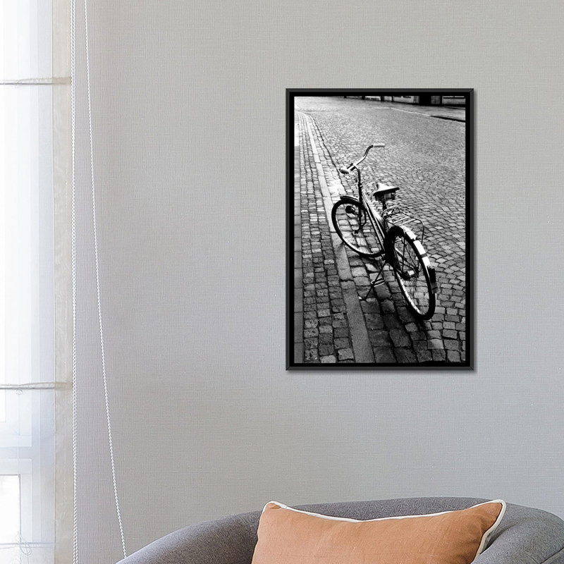 Vélo rétro sur une rue en pierre par Walter Bibikow - reproduction sur toile tendue sur châssis, H 26 po x l 18 po x P 1,5 po