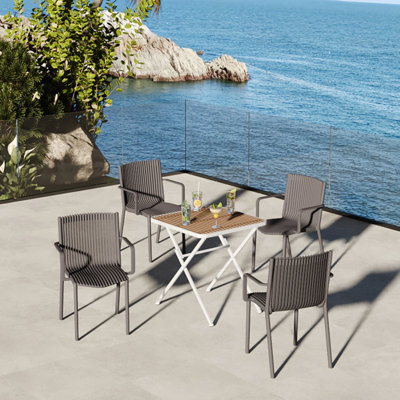 Fauteuil PP empilable Summer-4Pcs gris chaud avec table pliante moderne pour une utilisation intérieure / extérieure - ergonomique et peu encombrante