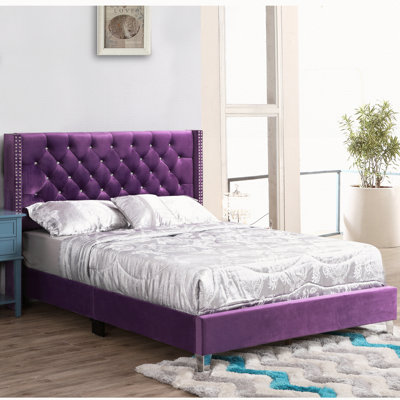 Charming Traditional Full Bed In