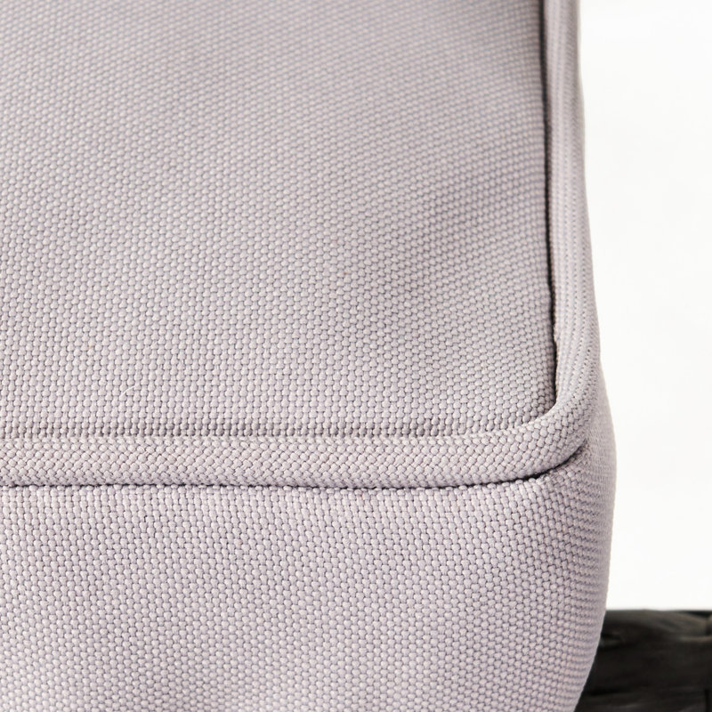 De 4 chaises empilables en PE gris avec structure en fer, coussins à eau, courbées pour décorer le patio extérieur et détendre les sièges