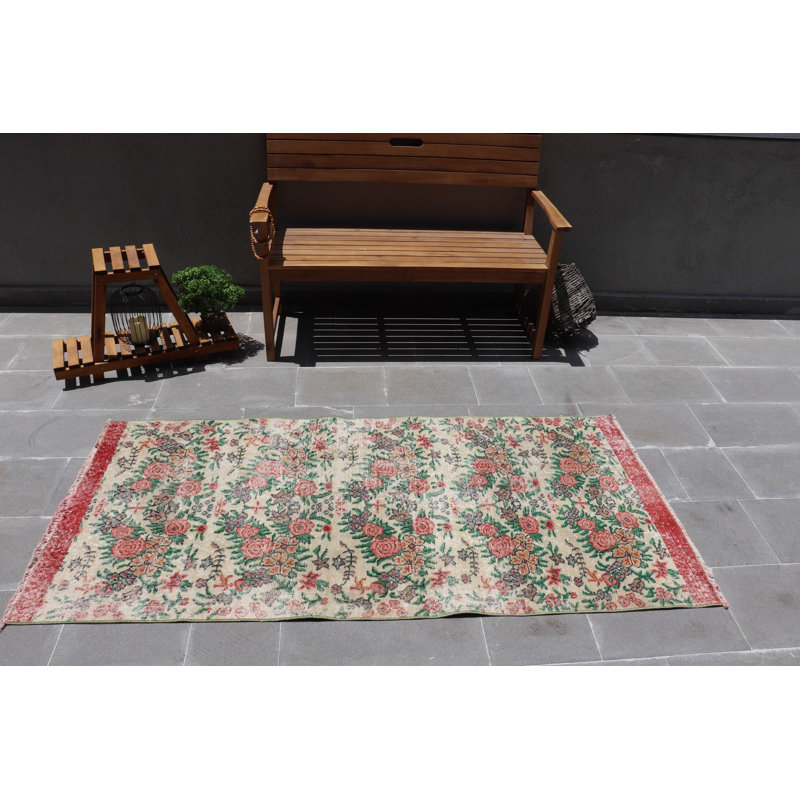 Tapis turc rétro à motif floral dans des tons chauds pour une décoration traditionnelle
