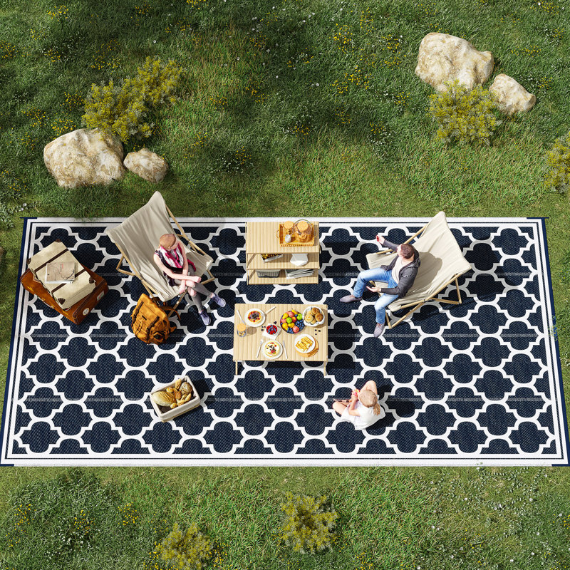 Tapis extérieur réversible Outsunny, tapis de paille en plastique imperméable 9 pi x 18 pi, tapis de camping portatifs pour camping-car avec sac de transport, grand tapis de sol pour la cour, le pont, le pique-nique, la plage, le bleu et le blanc