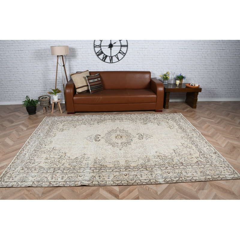 Élégant tapis turc à motif beige de style rétro pour un décor de salon traditionnel orné de tons neutres doux