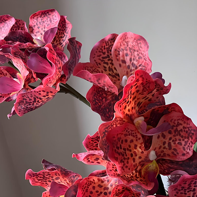 Ornements de fleurs simulées
