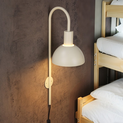 Applique murale moderne à brancher de 66 cm (26 po) avec abat-jour en dôme métallique, culot E26, installation facile, éclairage intérieur, ivoire