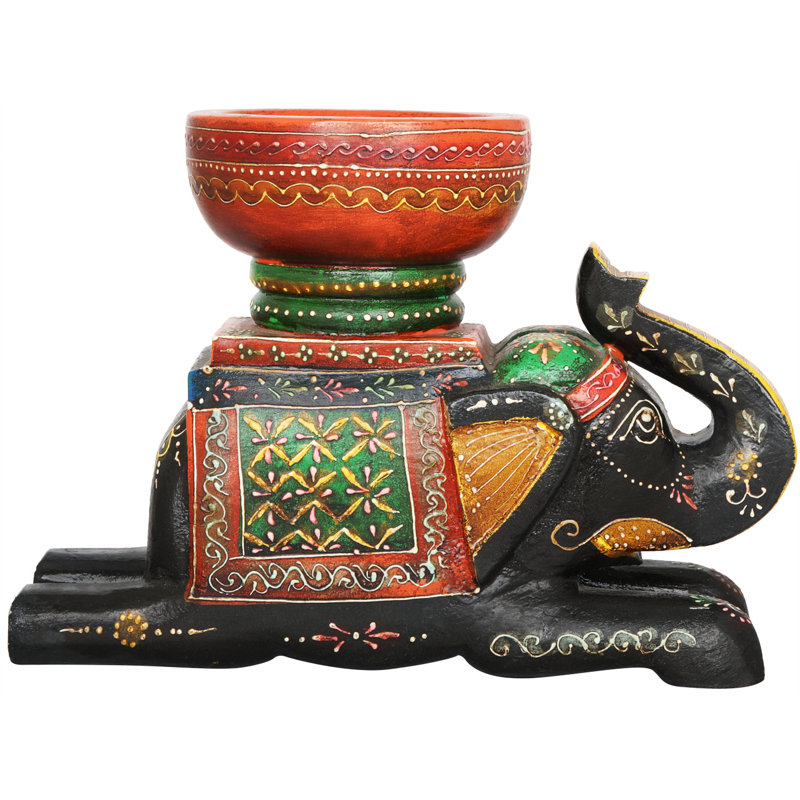 Éléphant en bois décoré avec un bol sur le dos