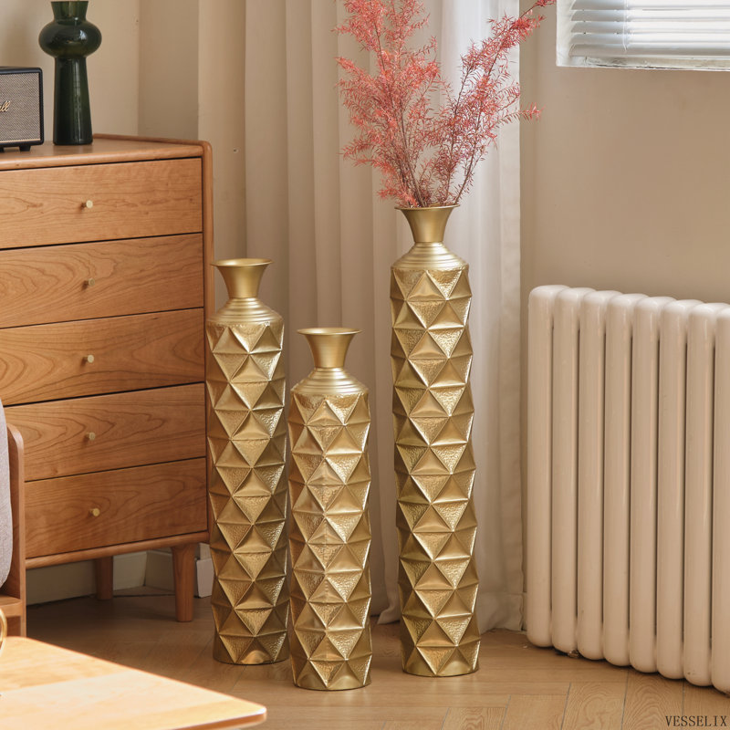 Ensemble de 3 vases de plancher en métal plaqué or semi-faits à la main avec motif géométrique en losanges de 33,5, 29,5 et 25,2 pouces