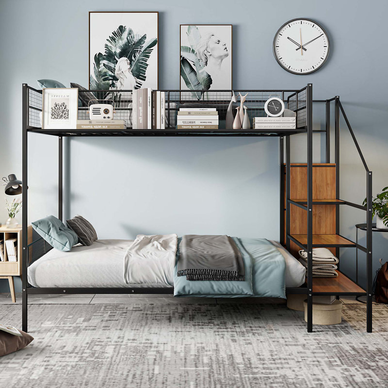 Lit superposé simple au-dessus d'un lit double en métal avec étagère grillagée, échelle de rangement latérale et garde-robe