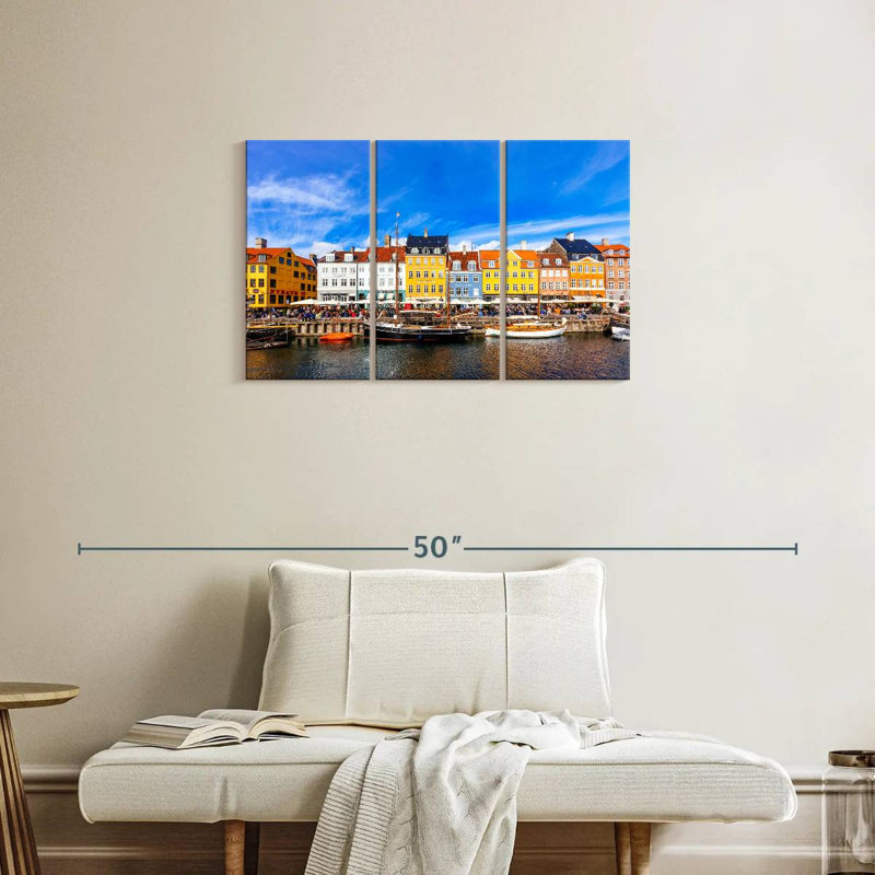 Sébbie loge au port de Nyhavn, H 20 po x l 33 po