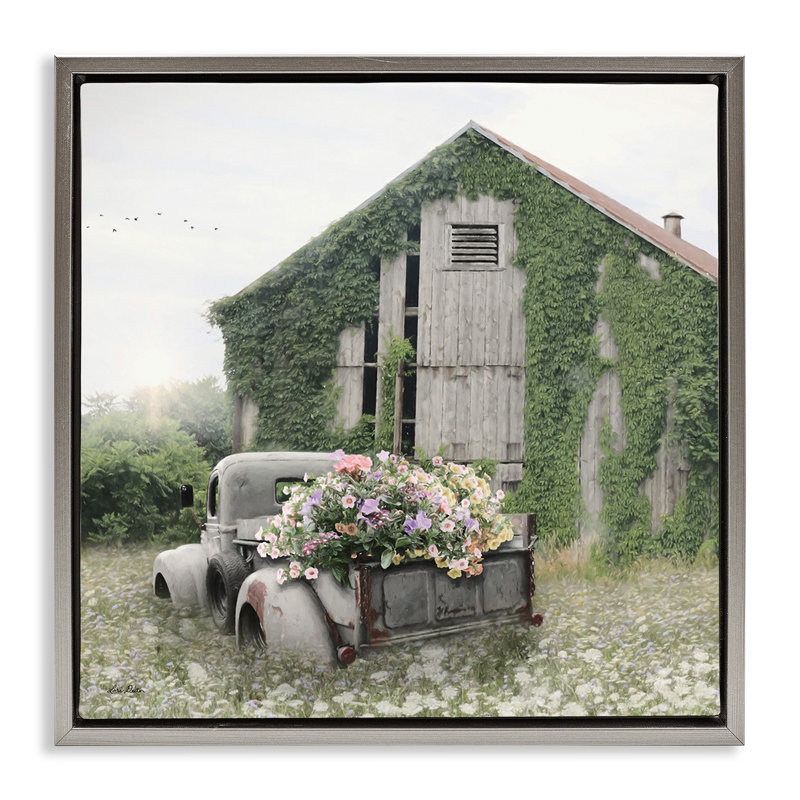 Magical Farmhouse Barn with Vines, Cadre flottant gris lustré, H 25 po x l 25 po