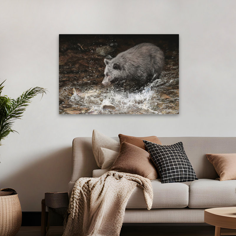 Salmon Splish Slash - Photographie contemporaine d'ours éclaboussant, H 32 po x l 48 po