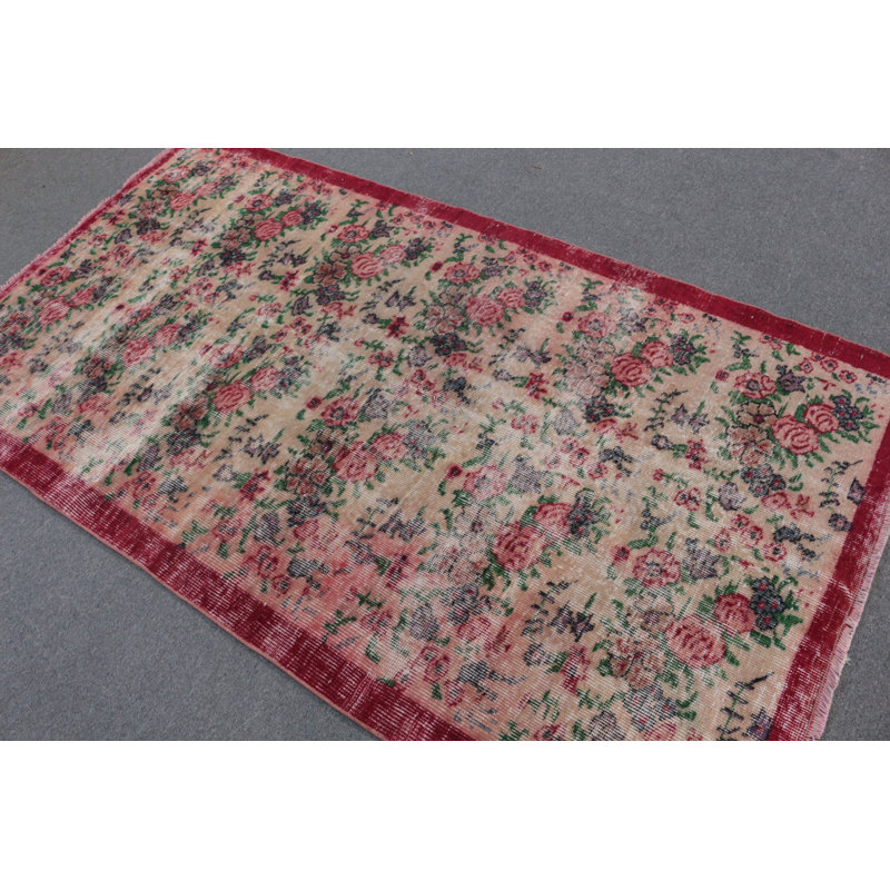 Le tapis turc rétro rehausse votre chambre à coucher avec son design intérieur décoratif et son aspect beige antique
