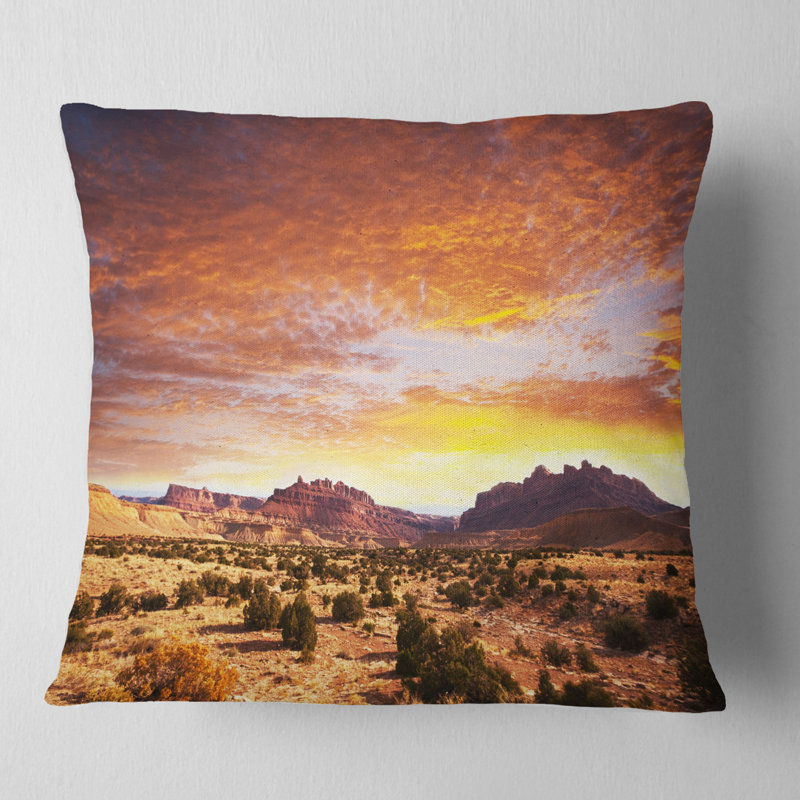 Terrain de paysage africain avec des nuages épais au coussin coucher de soleil, 16 po x 1 po, Carré