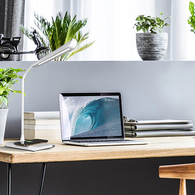 Lampe de bureau à DEL OttLite avec recharge sans fil et USB, cou flexible, 3 réglages de luminosité