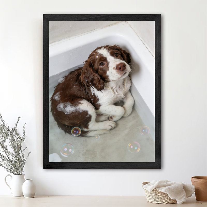 Reproduction d'art encadré noir avec chien prenant un bain dans la baignoire, H 11 po x l 9 po