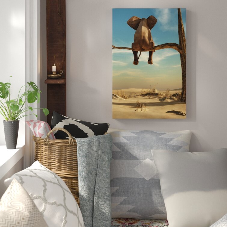 World Menagerie Elefant sitzt auf einem Baum in der Wüste - Fotodruck auf  Leinwand & Bewertungen