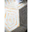 Tabouret de 18 po x 18 po x 21 po avec capes hexagonales, couleur crème et jaune, incrustations incrustées, embellissements en forme de losange, tabouret de table d'appoint ou pour table d'appoint, attributs, ornements, à utiliser comme