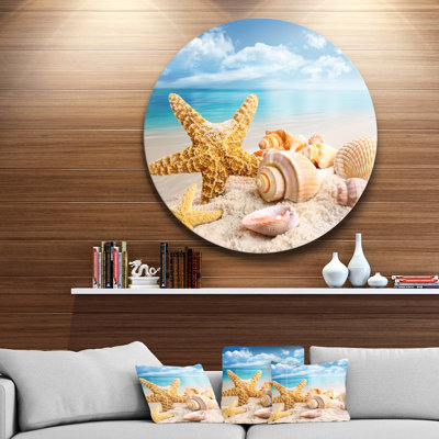 «Starfish and Seashells on Beach», photographie