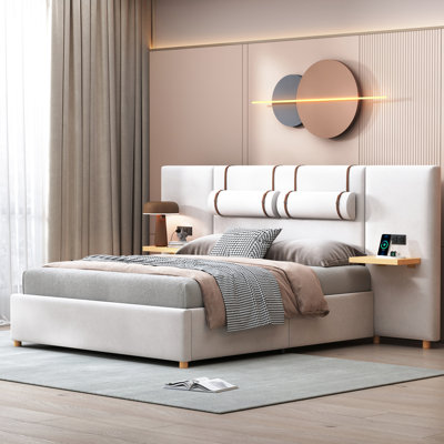 Lit plateforme tapissier grand en velours beige, rangement latéral et orifices de sortie, cadre avec coussins intégrés beige, tablettes de rangement à deux prises de chevet,