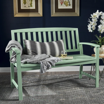 Banc en bois menthe, ajoutant une touche chaleureuse aux espaces intérieurs et extérieurs. Banc au charme irrésistible.