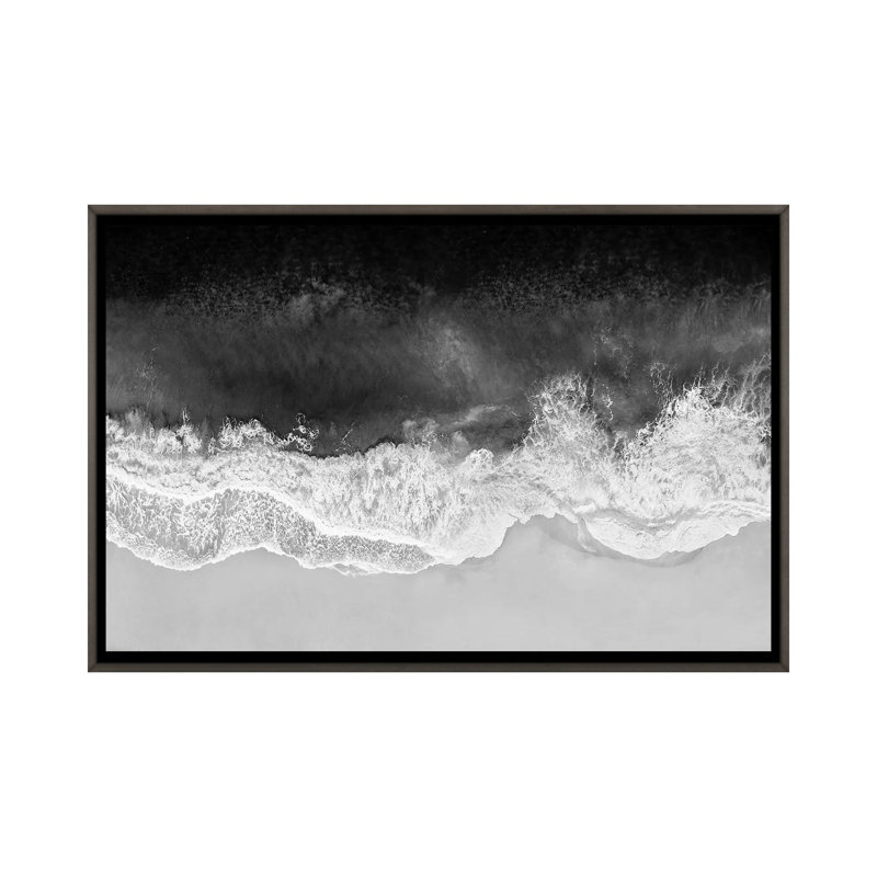 Vagues en noir, gris et blanc par Maggie Olsen, H 18 po x l 26 po, Bois foncé rustique, Impression encadrée
