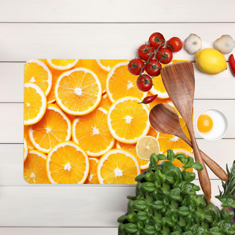 Planche à découper vibrante en verre orange avec un thème de conception moderne, idéale pour servir des fruits dans une cuisine personnalisée