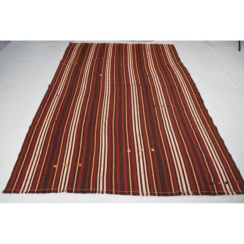 Kilim turc rayé à la main en brun et rouge pour un grand salon ou un espace bohème offrant une touche décorative rétro