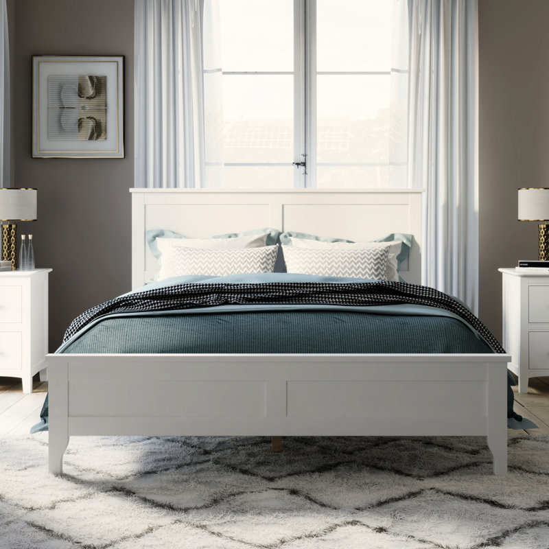Grand lit plateforme en bois massif, de couleur blanche, tête de lit surélevée offrant un bon support, lattes, aucun sommier requis, bois de pin utilisé, lit facile à nettoyer, et finition, tête de lit,