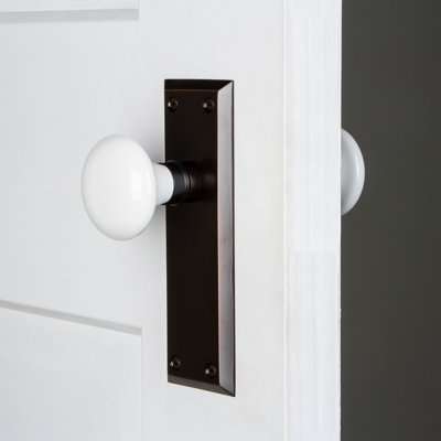 New York Plate with White Porcelain Door Knob