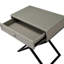 Table d'appoint taupe avec plateau en verre trempé, tiroir et base en métal 23 po x 26,5 po