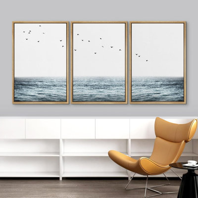 Oiseaux de plage côtière survolant un océan, paysage côtier, décor nautique, œuvre d'art moderne minimaliste