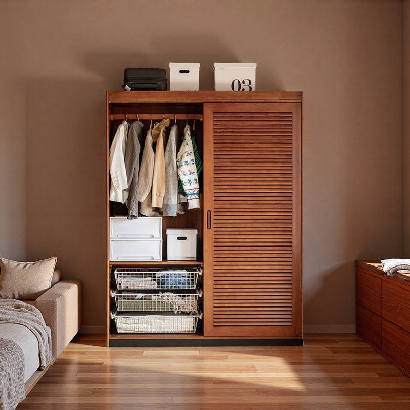 Une garde-robe simple et rétro en bois