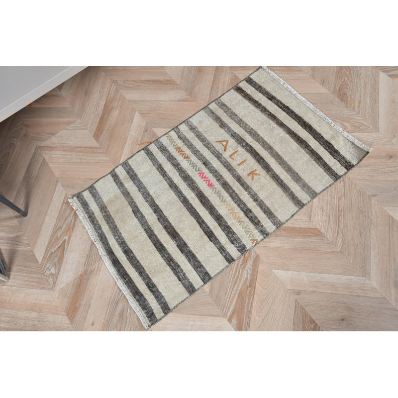 Tapis kilim beige noué à la main de Turquie idéal pour les salles de bain avec un motif rayé rétro de petite taille
