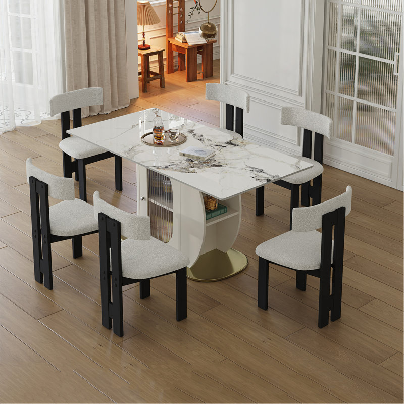 Ensemble de table de salle à manger de 63 po pour 4 à 6 personnes avec rangement, plateau en pierre brûlée et base en bois massif doré, comprenant 6 chaises en velours blanc pour la cuisine et l’appartement