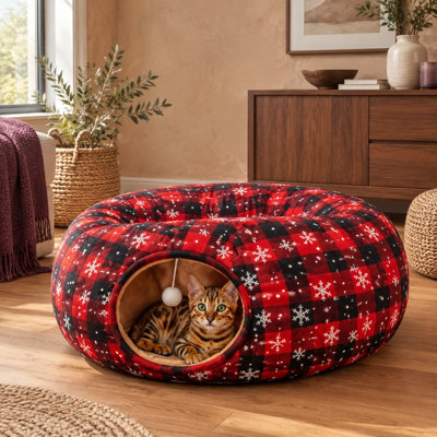 Un tunnel en forme de jupe de sapin de Noël à carreaux Buffalo sert de lit d'intérieur pour chat, de cachette/grotte pour le sapin et de décoration de Noël intérieure ou extérieure, avec une balle suspendue pour le jeu des félins ; 24 évaluations mondiales.
