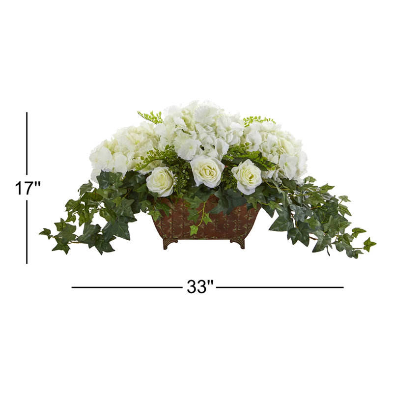 Hortensia artificielle et roses en pot de fleurs