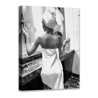 Drôle de fille dans un peignoir avec peignoir en champagne et affiche en noir et blanc