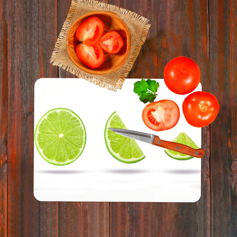 Conception rafraîchissante de citron vert et de citron sur une planche à découper moderne en verre facile à transporter