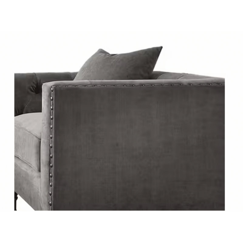 Chaise simple avec coussin et garniture cloutée