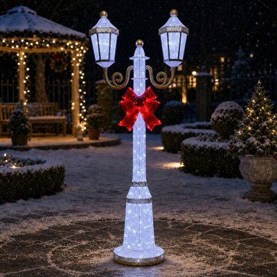 5 pi Lampadaire d'extérieur à 2 têtes avec lumières DEL blanc froid et nœud rouge pré-éclairé, blanc