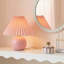 Lampe de table à DEL Serena 25 cm, abat-jour plissé de style empire, base en céramique rose-136339666