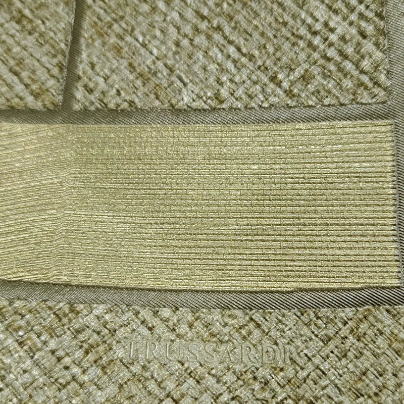 Papier peint texturé triangles jaunes et dorés