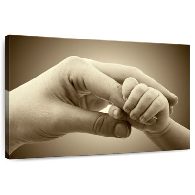 Mains de la mère et de l'enfant Leisha