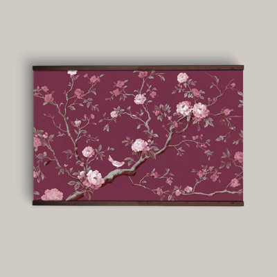 Tapisserie murale bourgogne sur toile fleurie avec cintre en bois