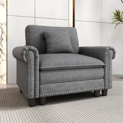 Fauteuil d'appoint à siège profond avec garniture cloutée et coussin décoratif